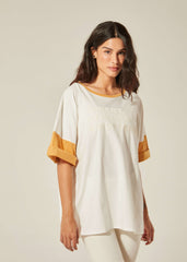 T-Veste Frase Off e Amarelo Mostarda