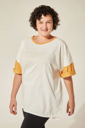 T-Veste Frase Off e Amarelo Mostarda